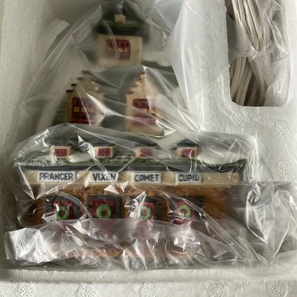 Department 56 reindeer barn, Heritage Village collection new light up Village - Picture 2 of 2